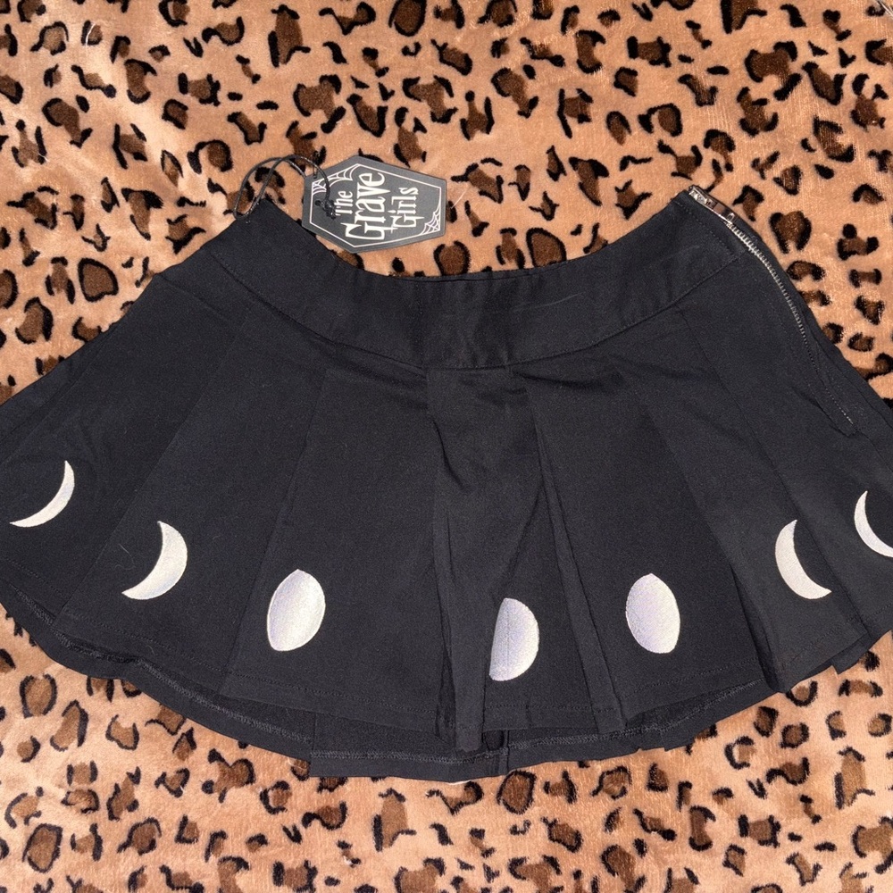 Moon phase pleated skirt